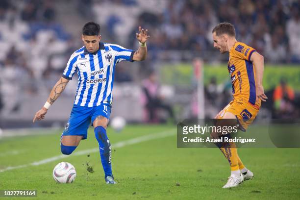 Maximiliano Meza of Monterrey fights for the ball with Sebastien Salles-lamonge of San Luis during the quarterfinals second leg match between...