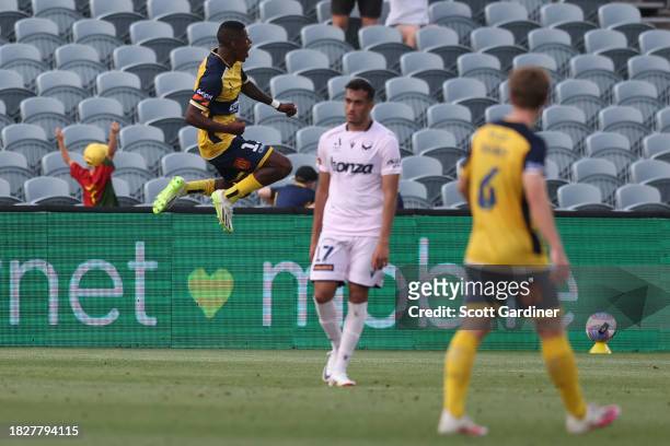 Ángel Quiñones of the Mariners celebrate a goal during the A-League Men round six match between Central Coast Mariners and Melbourne Victory at...