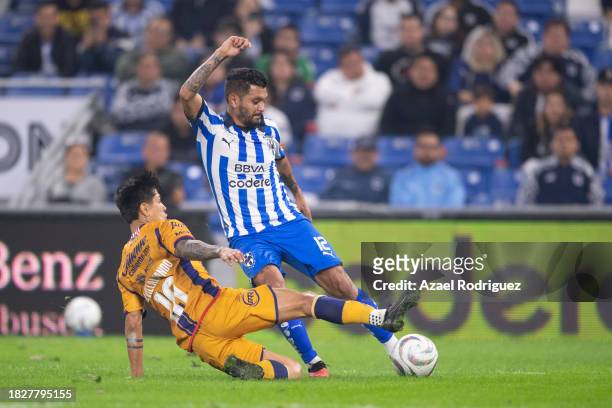 Jesús Corona of Monterrey fights for the ball with Dieter Villalpando of San Luis during the quarterfinals second leg match between Monterrey and...