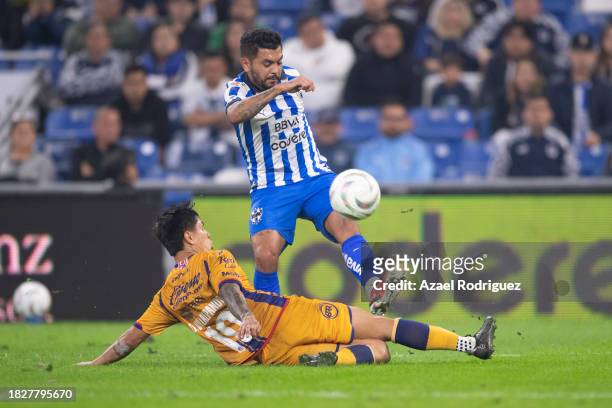 Jesús Corona of Monterrey fights for the ball with Dieter Villalpando of San Luis during the quarterfinals second leg match between Monterrey and...