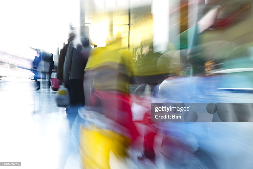 Verschwommene Masse der Leute am Bahnhof
