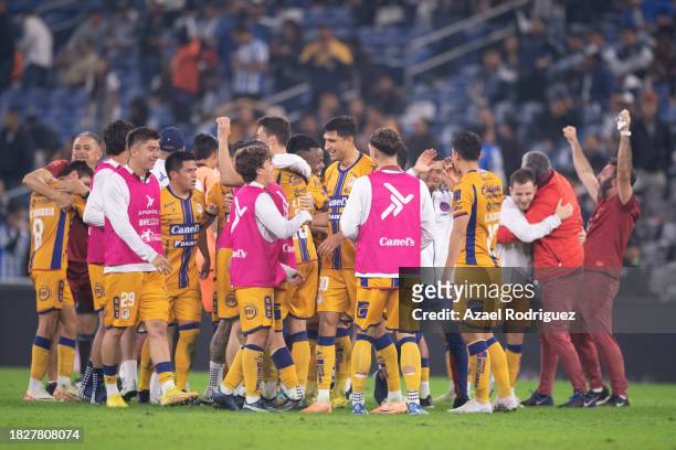 Players of San Luis celebrate after winning the quarterfinals second leg match between Monterrey and Atletico San Luis as part of the Torneo Apertura...