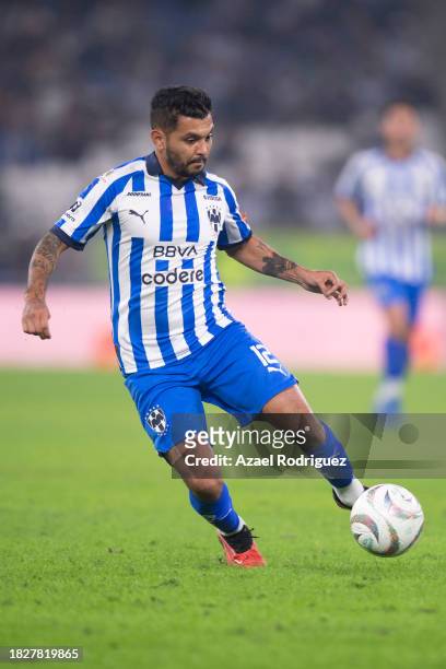 Jesús Corona of Monterrey drives the ball during the quarterfinals second leg match between Monterrey and Atletico San Luis as part of the Torneo...