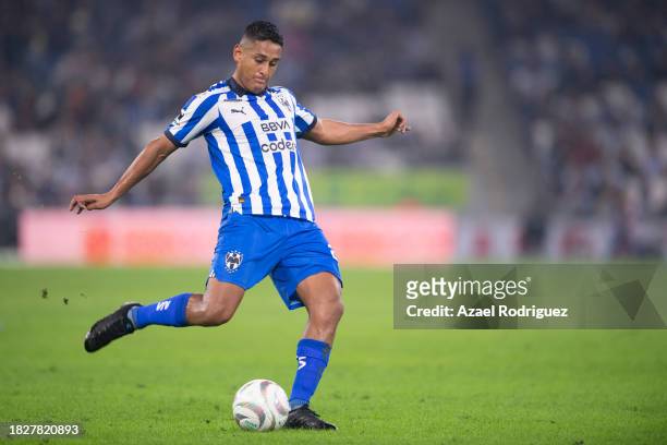 Luis Romo of Monterrey kicks the ball during the quarterfinals second leg match between Monterrey and Atletico San Luis as part of the Torneo...