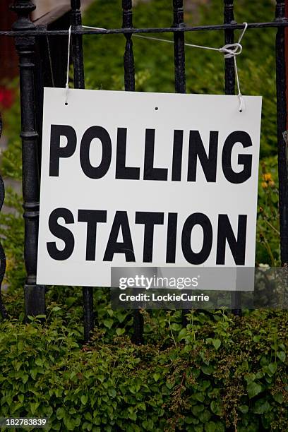 polling station - polling station uk stockfoto's en -beelden