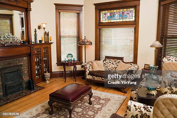 victorian style living room, old-fashioned, antique domestic residential home interior - antiek ouderwets stockfoto's en -beelden