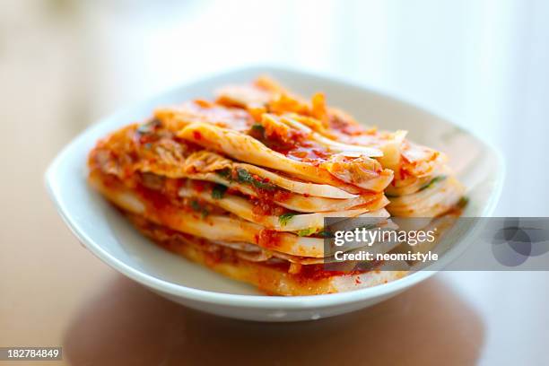 kimchi - plato de acompañamiento fotografías e imágenes de stock