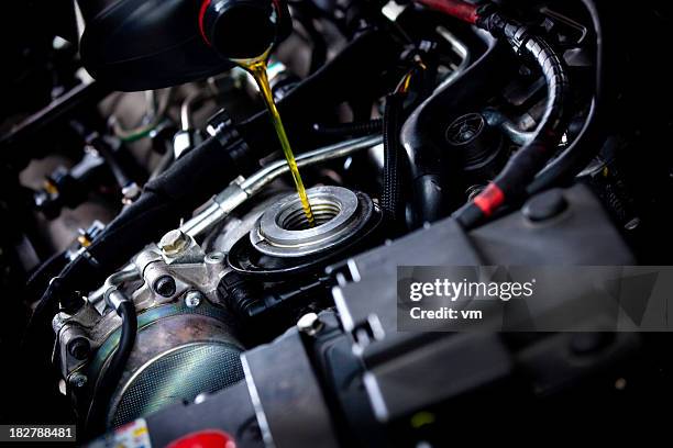 cambio de aceite - car engine fotografías e imágenes de stock