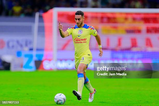 Sebastian Enzo Caceres of America drives the ball during the quarterfinals second leg match between America and Leon as part of the Torneo Apertura...