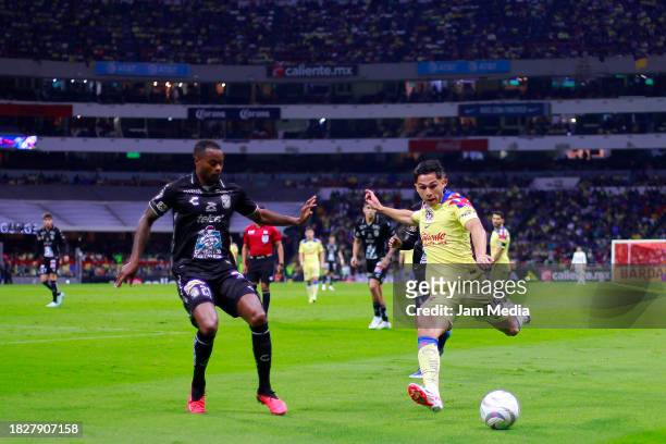 Jaine Stiven Barreiro of Leon fights for the ball with Salvador Reyes of America during the quarterfinals second leg match between America and Leon...
