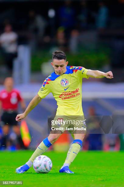 Alvaro Fidalgo of America drives the ball during the quarterfinals second leg match between America and Leon as part of the Torneo Apertura 2023 Liga...