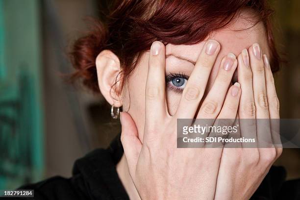 女性彼女の手をチラッと覗く - broken finger ストックフォトと画像