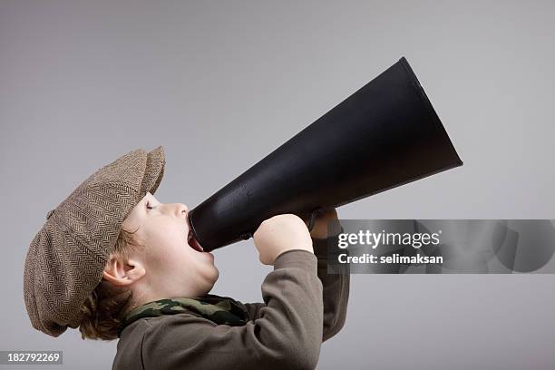 kleiner junge mit ballonmütze rufen auf old fashioned megafon - zeitungsausträger stock-fotos und bilder