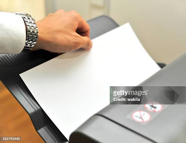fax e stampante in ufficio con mano - stampare foto e immagini stock