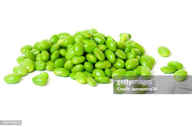 a heap of soybeans on white background - edamame 個照片及圖片檔