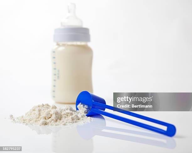 rundhalsausschnitt und flasche - milchpulver stock-fotos und bilder