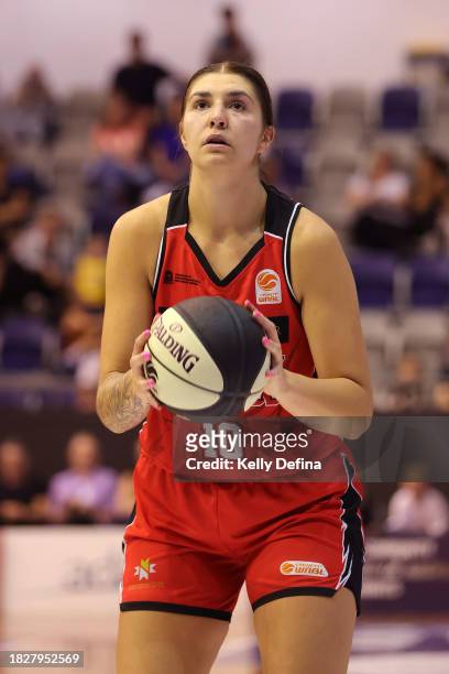 Emily Potter of the Lynx shoots during the WNBL match between Melbourne Boomers and Perth Lynx at Melbourne Sports Centres - Parkville, on December...