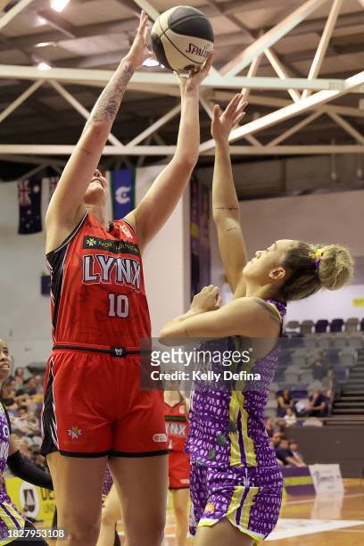 Emily Potter of the Lynx drives to the basket during the WNBL match between Melbourne Boomers and Perth Lynx at Melbourne Sports Centres - Parkville,...