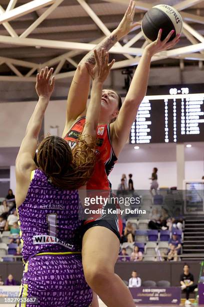 Emily Potter of the Lynx drives to the basket during the WNBL match between Melbourne Boomers and Perth Lynx at Melbourne Sports Centres - Parkville,...