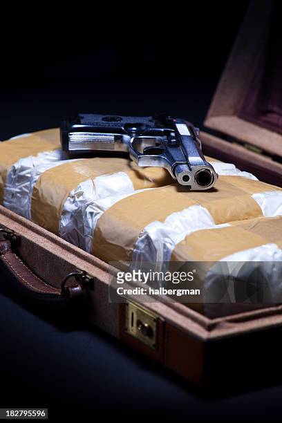 aktentasche mit kokain und eine pistole - schmuggeln stock-fotos und bilder