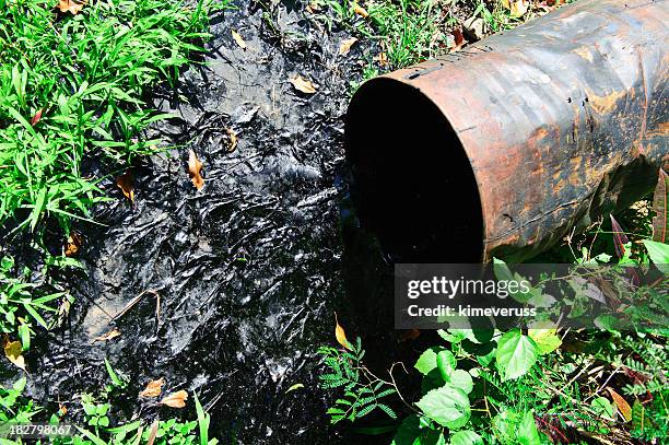 oil spill drum umweltverschmutzung umweltkatastrophe - oil slick stock-fotos und bilder