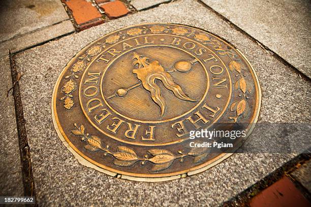 bronze-markierung auf dem freedom trail - boston massachusetts stock-fotos und bilder