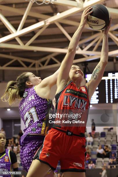 Anneli Maley of the Lynx drives to the basket during the WNBL match between Melbourne Boomers and Perth Lynx at Melbourne Sports Centres - Parkville,...