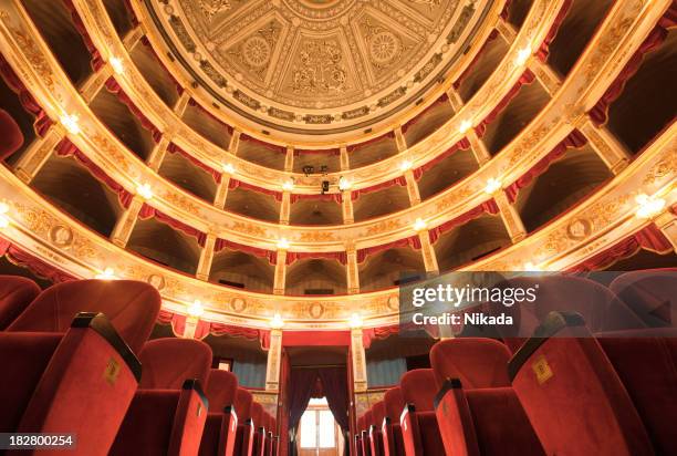 bellissimo vecchio teatro - opera lirica foto e immagini stock