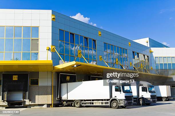 modern loading docks - freight truck loading stockfoto's en -beelden