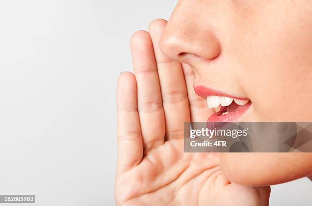 mujer hablando (xxl - woman fingers in ears fotografías e imágenes de stock