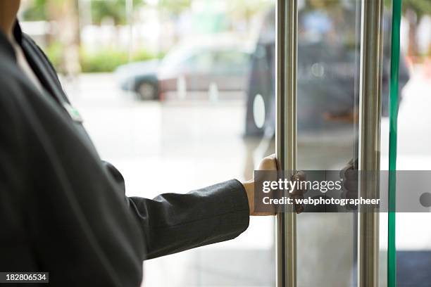 porteiro de hotel - door attendant imagens e fotografias de stock