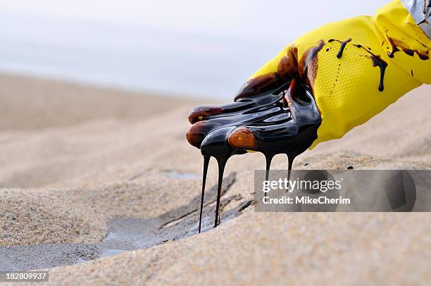 oil spill: heart breaking - olielek stockfoto's en -beelden