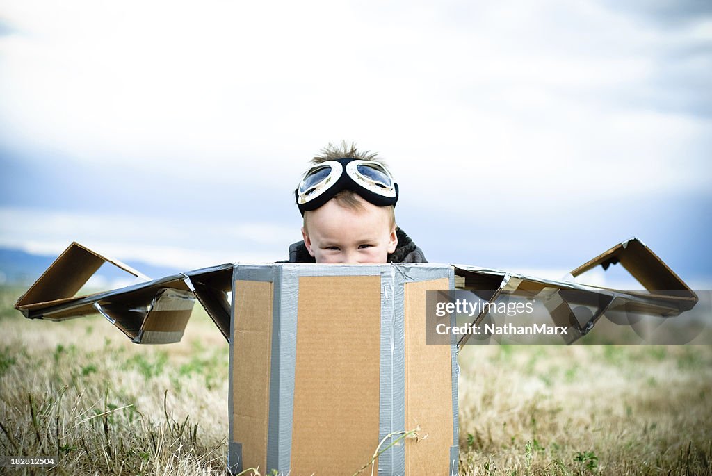 小さな男の子に、手作りの航空機