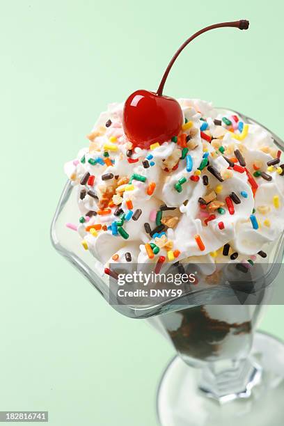 ice cream sundae on green background - ice cream sunday stock pictures, royalty-free photos & images