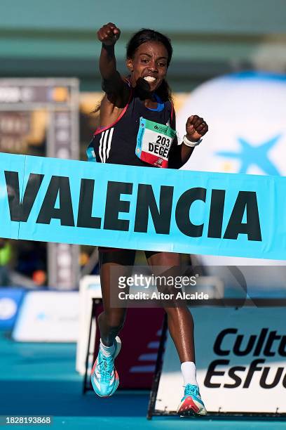 Worknesh Debele Degefa of Ethiopia arrives to the finish line for win the 2023 Valencia Marathon Trinidad Alfonso on December 03, 2023 in Valencia,...