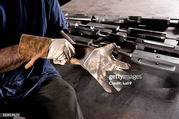 cropped-americano trabalhador colocar as luvas - luva vestuário para proteção imagens e fotografias de stock