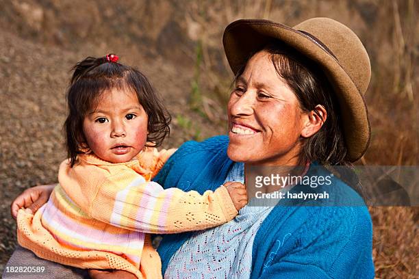 peruvian femme avec son bébé, pisac, la vallée sacrée - culture péruvienne photos et images de collection