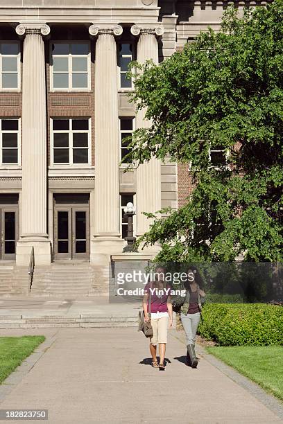 college students, amigos caminando por el campus de la universidad de edificio de capacitación hall - charlottesville fotografías e imágenes de stock