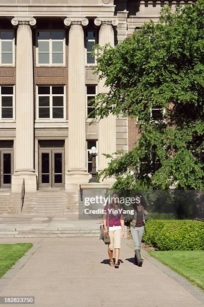 estudantes de faculdade e amigos andando ao campus da university hall edifício de ensino - charlottesville - fotografias e filmes do acervo