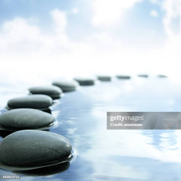 pebbles in water - stepping stones stockfoto's en -beelden