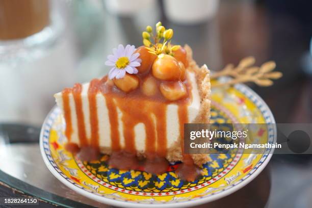 cheesecake macadamia caramel - taartpunt stockfoto's en -beelden