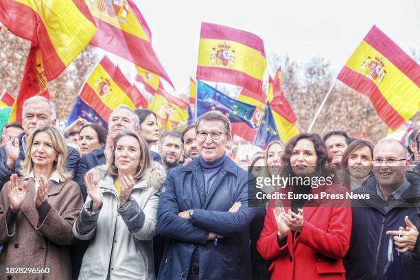 La secretaria general del PP, Cuca Gamarra, el presidente del Partido Popular, Alberto Nuñez Feijoo, la presidenta de la Comunidad de Madrid, Isabel...