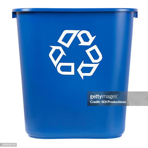 isolated blue recycle bin - recylcebak stockfoto's en -beelden