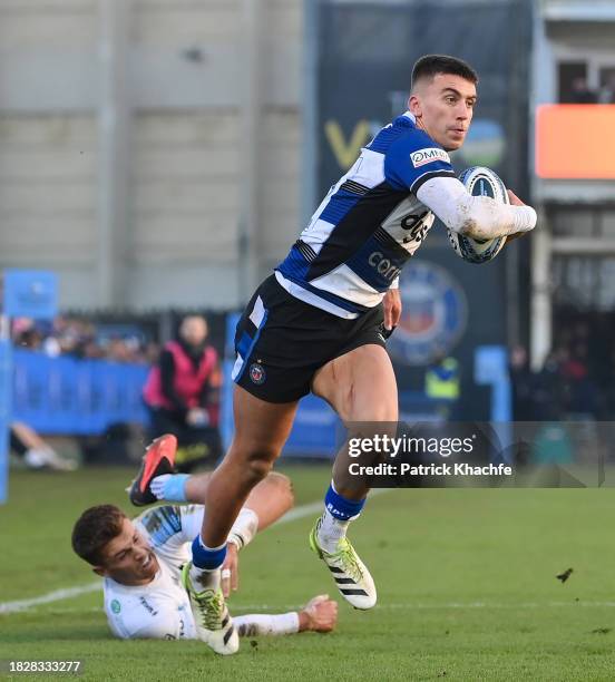 Cameron Redpath of Bath Rugby gets past the challenge of Henry Slade of Exeter Chiefs during the Gallagher Premiership Rugby match between Bath Rugby...