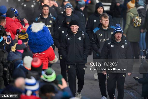 Sam Underhill and the rest of the Bath Rugby team walk through a tunnel of supporters prior to the Gallagher Premiership Rugby match between Bath...