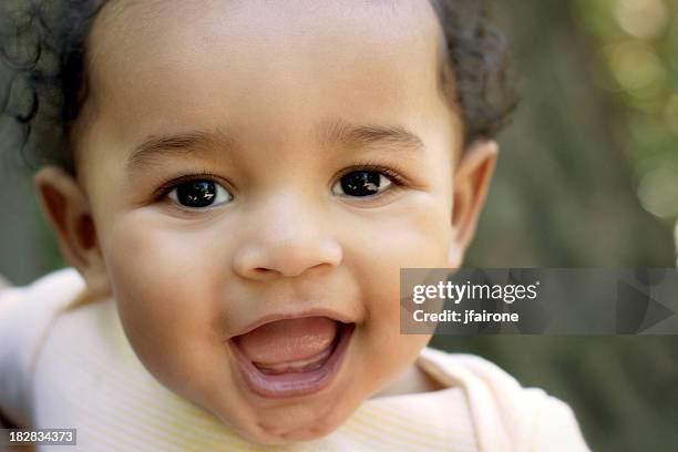 close-up do bebê fofo americano africano, ao ar livre - bebês meninos - fotografias e filmes do acervo