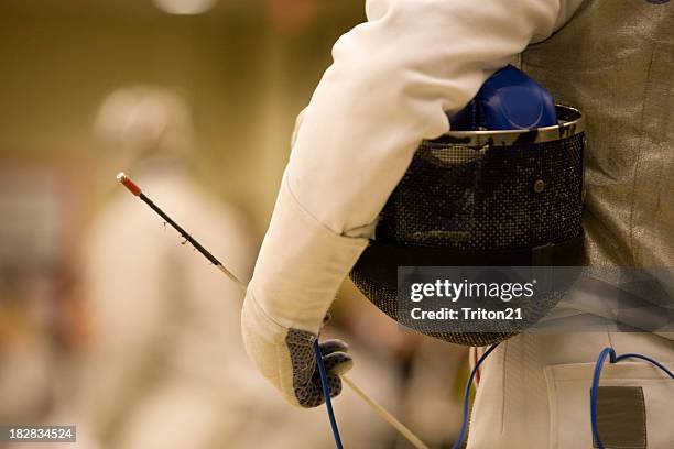 fencing woman - fechten stockfoto's en -beelden