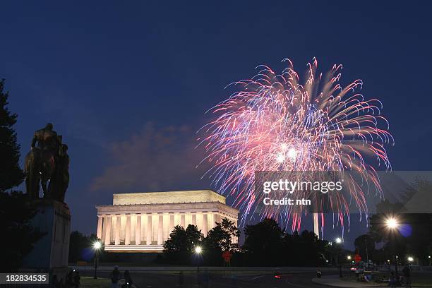 bold fireworks, above the lincoln memorial in washington, dc - 4th of july fireworks stock pictures, royalty-free photos & images