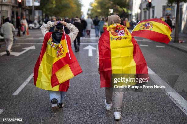Dos de los asistentes a un acto del PP contra la amnistia se dirigen a Ferraz, a 3 de diciembre de 2023, en Madrid . El Partido Popular ha convocado...