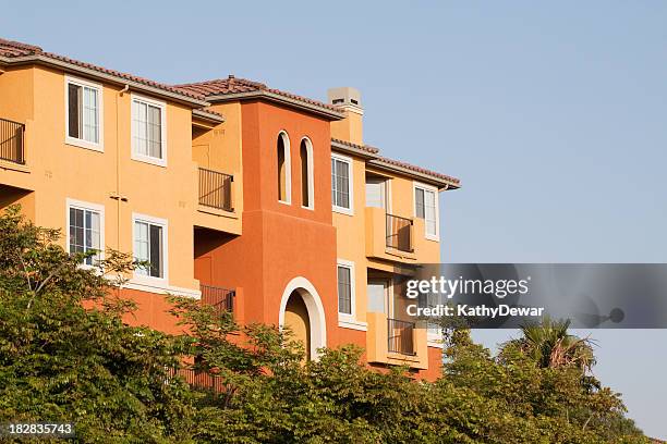 bunte stuck apartment-gebäude außenansicht - südkalifornien stock-fotos und bilder